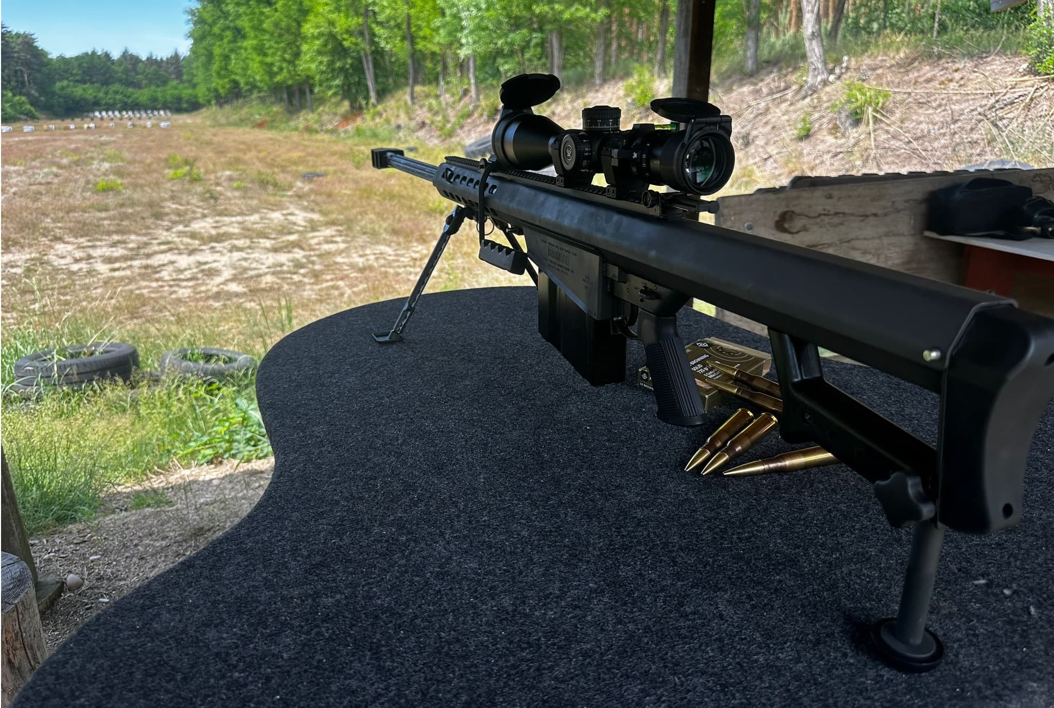 Strzel z 50 - tło sekcji głównej, strzelanie z Desert Eagle 50 AE, Barrett M82A1 50 BMG, Smith & Wesson 500