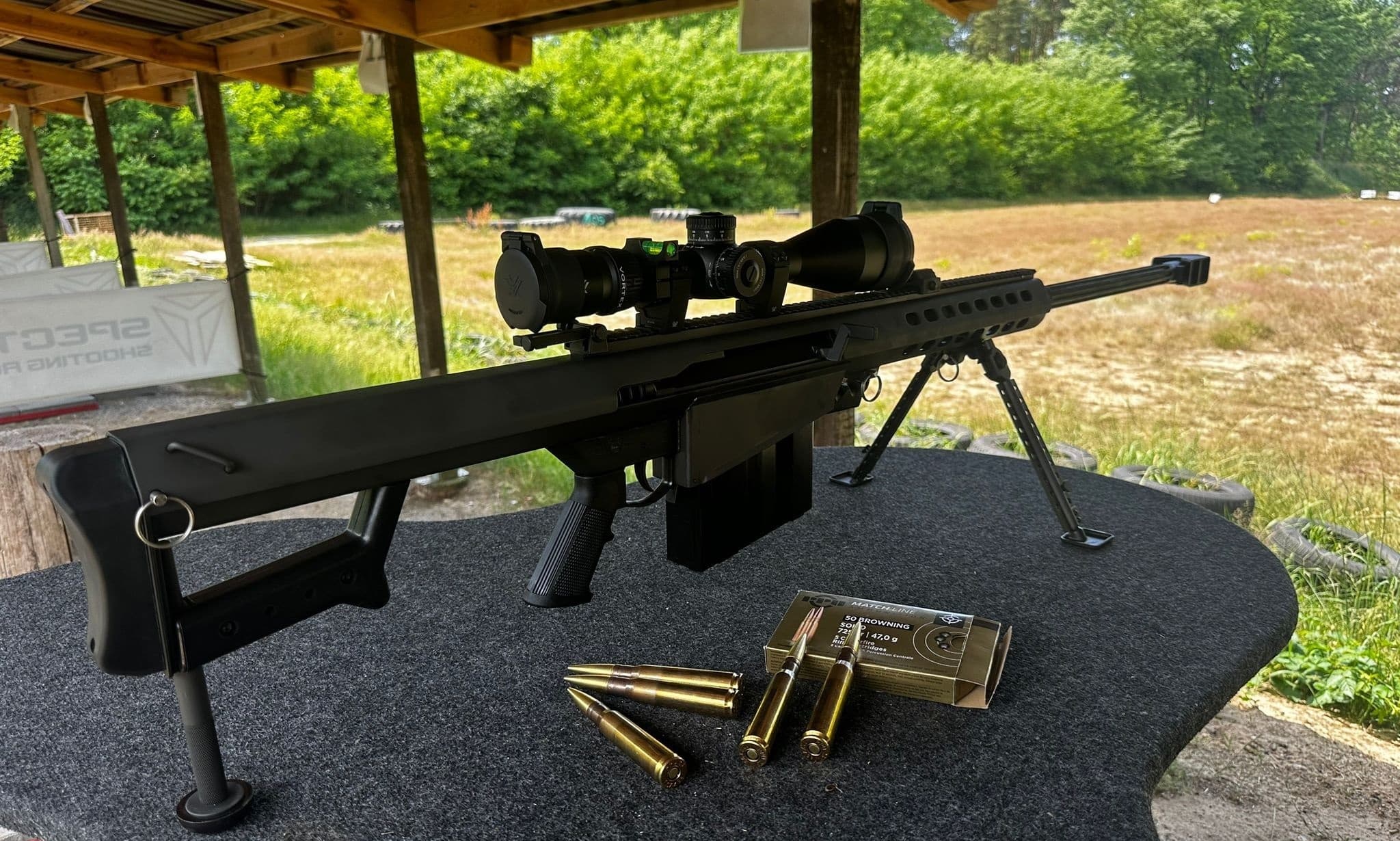 Strzel z 50 - tło sekcji głównej, strzelanie z Desert Eagle 50 AE, Barrett M82A1 50 BMG, Smith & Wesson 500